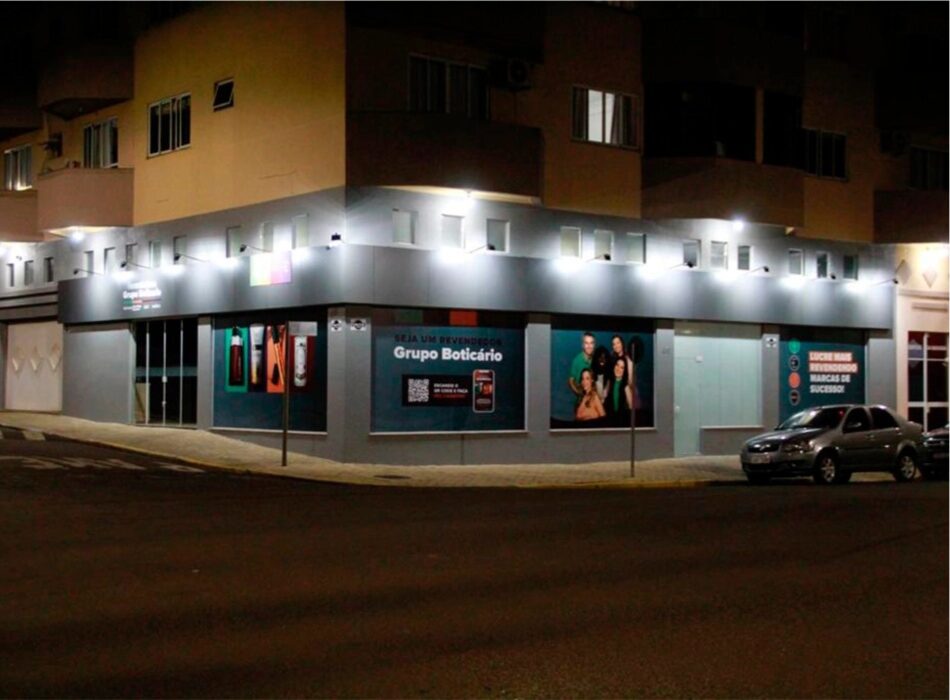 fachada luminosa boticario